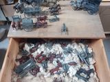 une boîte en bois remplie de figurines militaires posée sur une table