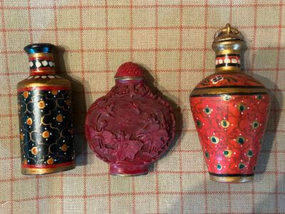 trois vases posés sur une table l'un à côté de l'autre
