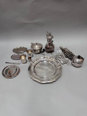 beaucoup d'objets en argent qui se trouvent sur la table