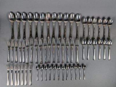 beaucoup de cuillères et de fourchettes en argent sur la table