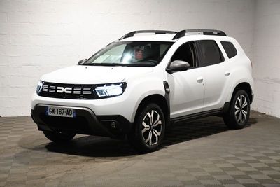 une photo d'une dacia blanche garée dans un garage