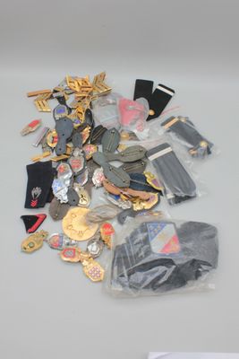 un tas d'objets divers posés sur une table
