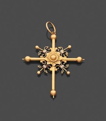 un pendentif en forme de croix en or ancien, orné d'un motif floral