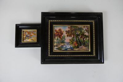deux tableaux encadrés accrochés au mur d'une pièce