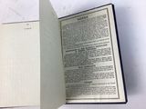 un livre ouvert dont une page repose sur une table