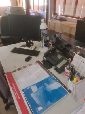 Bureau plat rustique, Bibliothèque deux corps assortie - Photo 1