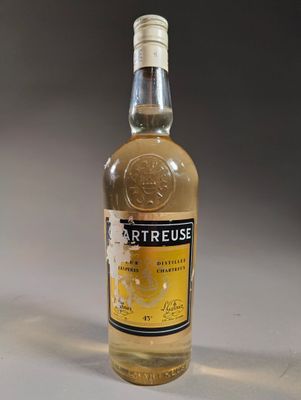 une bouteille d'alcool posée sur une table