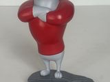 figurine représentant un homme en chemise rouge sur un skateboard