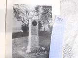 une photo d'un livre sur lequel figure l'image d'un monument