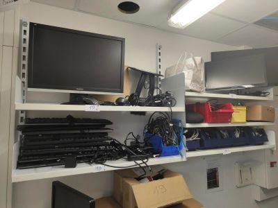 Matériel et fournitures informatiques dont écrans, claviers,…