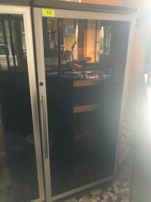 une porte vitrée ouverte dans une pièce