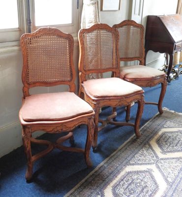trois chaises qui sont assises l'une à côté de l'autre