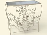 une table en métal avec un plateau en verre sur fond blanc