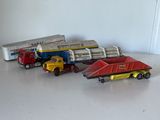 trois camions miniatures posés sur une table