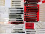 beaucoup de stylos et de crayons posés sur la table
