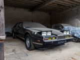 deux voitures garées dans un garage