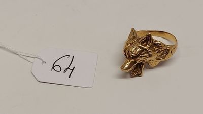une bague en or ornée d'une tête de chien et d'une étiquette de prix