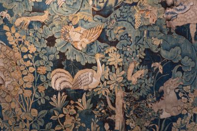 un papier peint bleu et vert orné d'oiseaux et de fleurs