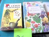 trois livres posés sur une table, avec un mot dessus