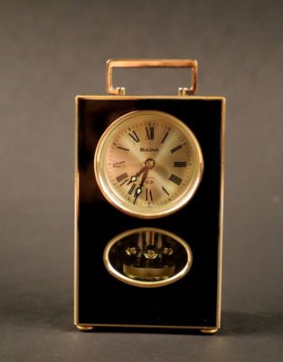 Pendule Bulova en métal doré et laqué noir