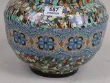 un vase orné d'un motif bleu et marron