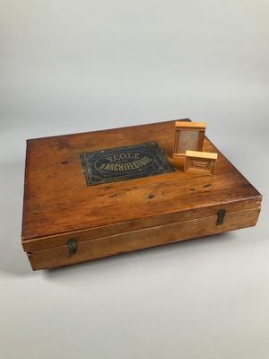une vieille boîte en bois sur laquelle est posé un livre