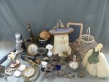 une table sur laquelle sont posés de nombreux objets anciens