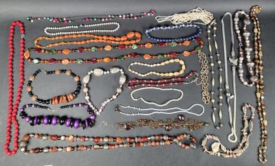 plusieurs types de colliers et de bracelets différents disposés sur une table