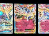trois types différents de cartes Pokémon sur fond noir