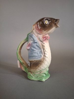 une figurine représentant un poisson portant un pull et un nœud papillon