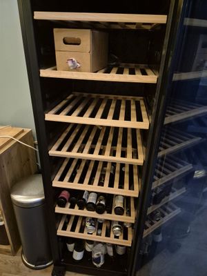 une cave à vin contenant de nombreuses bouteilles de vin