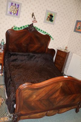 un lit recouvert d'une couverture marron