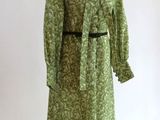 robe verte et blanche posée sur un mannequin, sur fond blanc