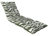 un gros plan sur une chaise longue à imprimé zébré vert et blanc