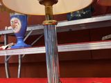 une lampe posée sur une table à côté d'une lampe