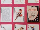 des cartes à jouer sur lesquelles figurent diverses pin-up, le tout sur un fond rose