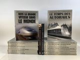 Plusieurs livres sont empilés les uns sur les autres devant un fond blanc.