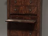 une armoire en bois avec des tiroirs et une étagère au-dessus