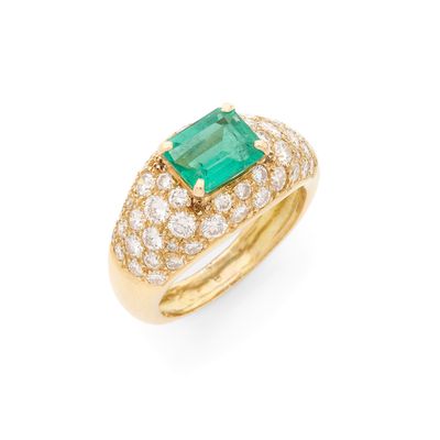 une bague en émeraude et diamant