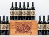 six bouteilles de vin rouge dans un coffret en bois sur une table