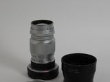 un objectif d'appareil photo posé à côté d'une tasse sur une table