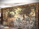 une grande tapisserie accrochée au mur d'une pièce
