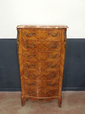 une vieille commode en bois avec un plateau en marbre