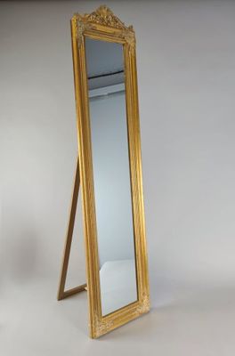 un miroir posé sur un pied dans une pièce
