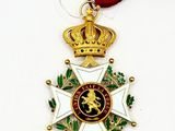 une médaille d'or entourée d'un ruban rouge