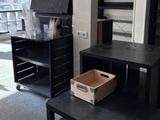 une table noire sur laquelle se trouve une boîte, dans une pièce