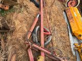 un tas de vieux matériel agricole qui traîne par terre