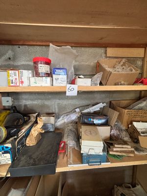 une étagère remplie d'objets divers dans une pièce encombrée