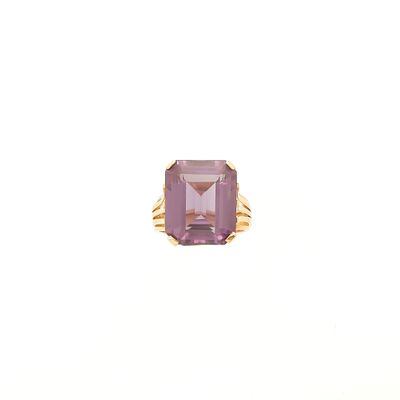 une image d'une bague sertie d'une pierre d'améthorate