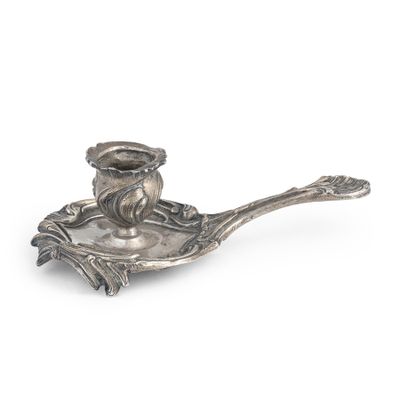 un plateau en argent ancien sur lequel sont posés une cuillère et un bol
